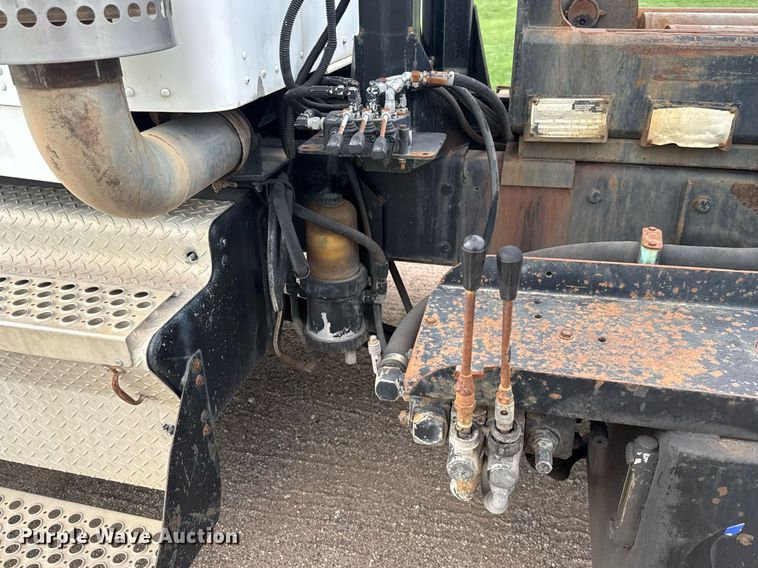 image for item EQ1416 2004 Kenworth T800 roll-off container truck