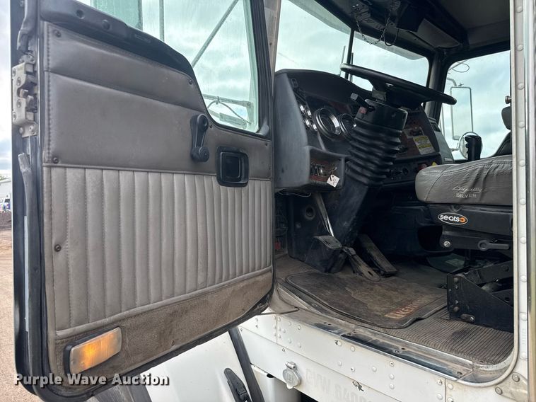 image for item EQ1416 2004 Kenworth T800 roll-off container truck