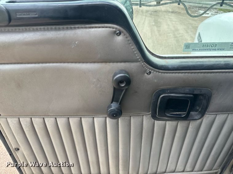 image for item EQ1416 2004 Kenworth T800 roll-off container truck