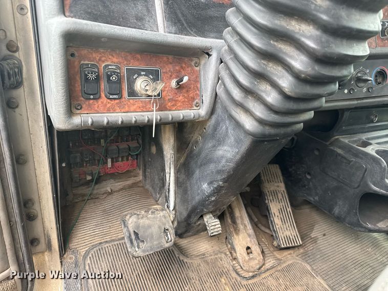 image for item EQ1416 2004 Kenworth T800 roll-off container truck