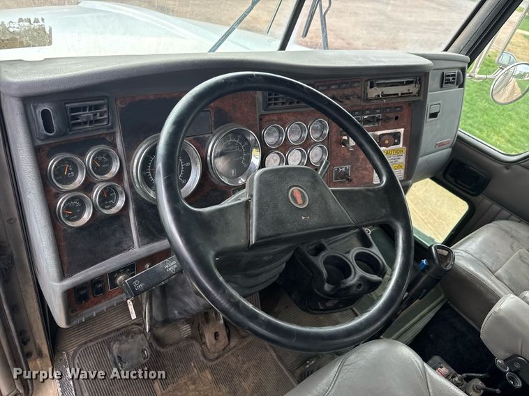 image for item EQ1416 2004 Kenworth T800 roll-off container truck