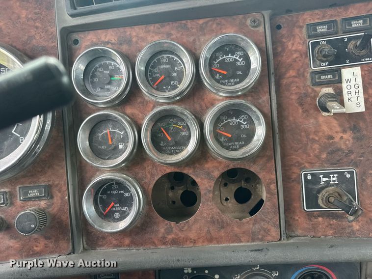 image for item EQ1416 2004 Kenworth T800 roll-off container truck