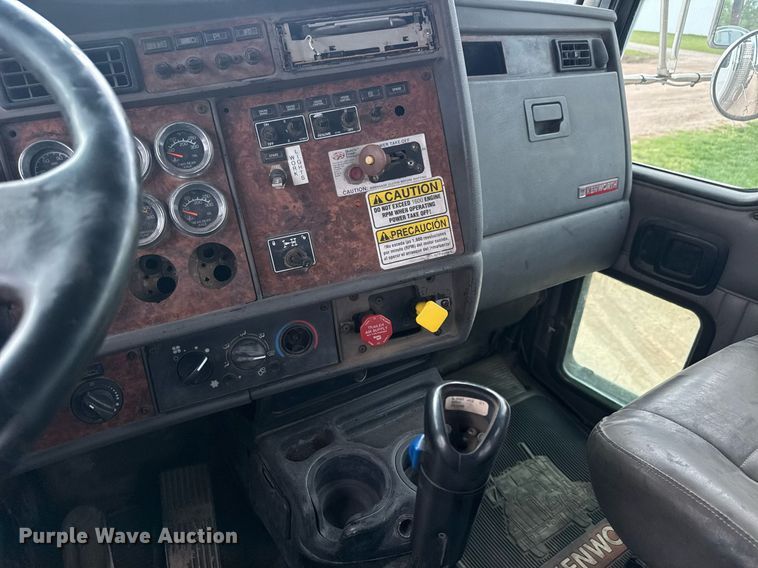 image for item EQ1416 2004 Kenworth T800 roll-off container truck