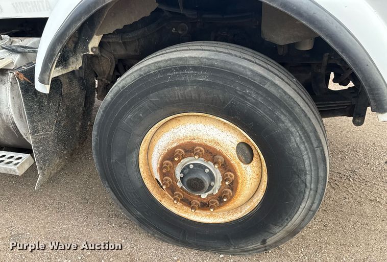 image for item EQ1416 2004 Kenworth T800 roll-off container truck