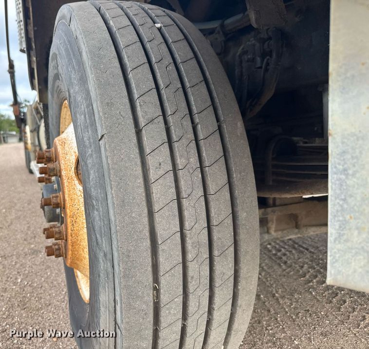 image for item EQ1416 2004 Kenworth T800 roll-off container truck