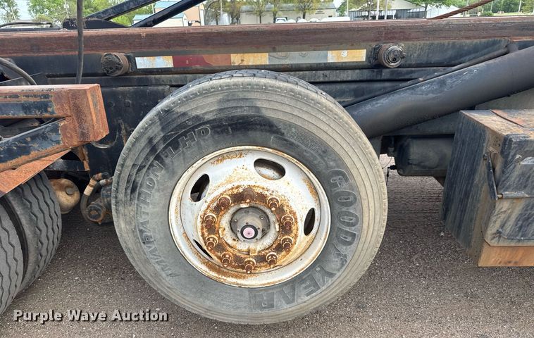 image for item EQ1416 2004 Kenworth T800 roll-off container truck