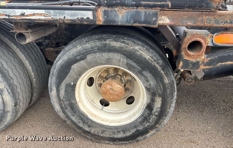 image for item EQ1416 2004 Kenworth T800 roll-off container truck