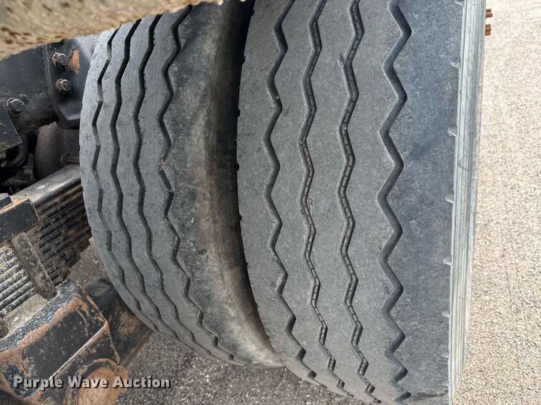 image for item EQ1416 2004 Kenworth T800 roll-off container truck