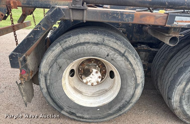 image for item EQ1416 2004 Kenworth T800 roll-off container truck