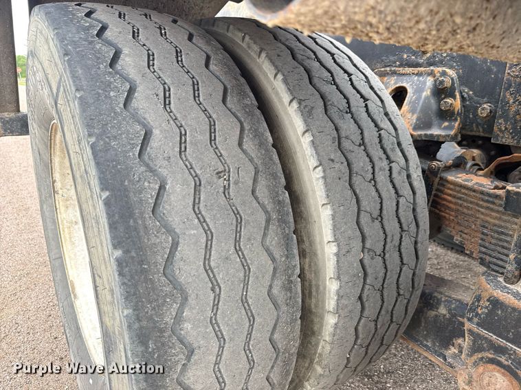 image for item EQ1416 2004 Kenworth T800 roll-off container truck