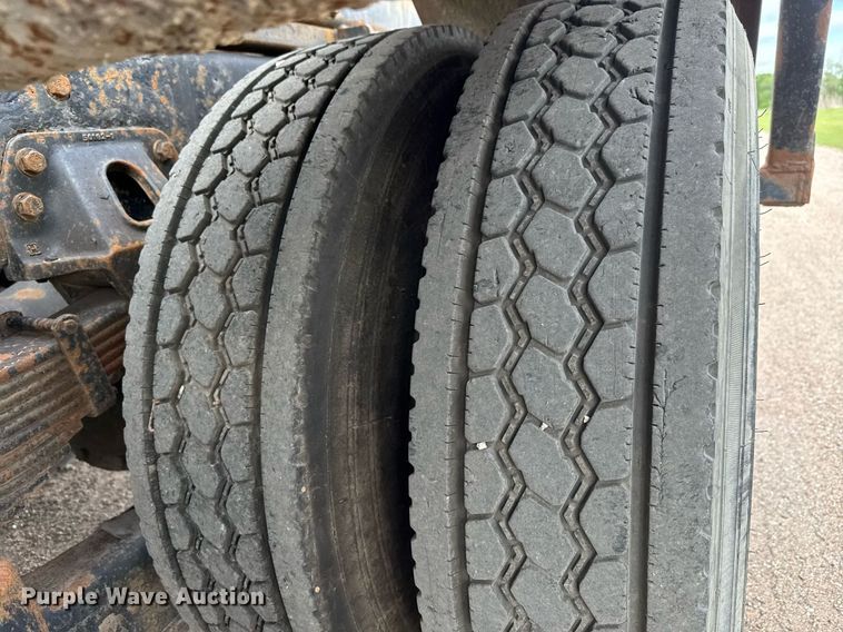 image for item EQ1416 2004 Kenworth T800 roll-off container truck