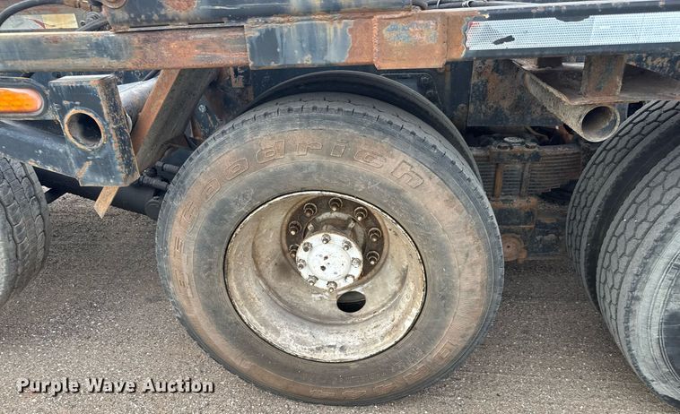 image for item EQ1416 2004 Kenworth T800 roll-off container truck