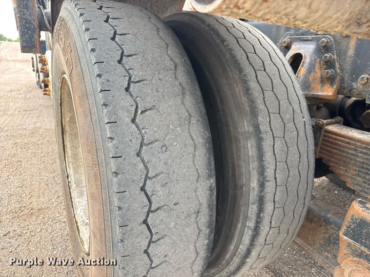 image for item EQ1416 2004 Kenworth T800 roll-off container truck