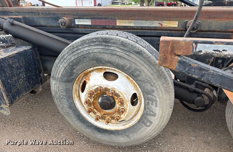 image for item EQ1416 2004 Kenworth T800 roll-off container truck