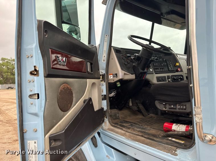 image for item EQ1420 2019 Western Star 4700SB semi truck