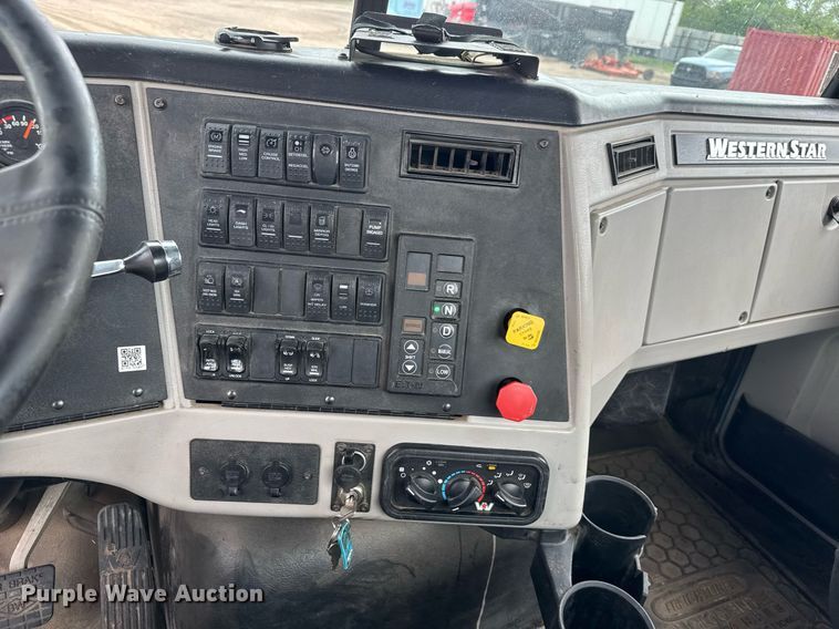 image for item EQ1420 2019 Western Star 4700SB semi truck