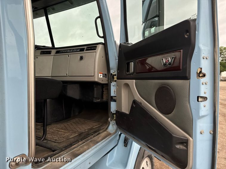 image for item EQ1420 2019 Western Star 4700SB semi truck