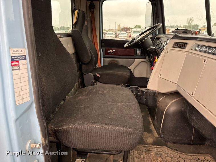 image for item EQ1420 2019 Western Star 4700SB semi truck