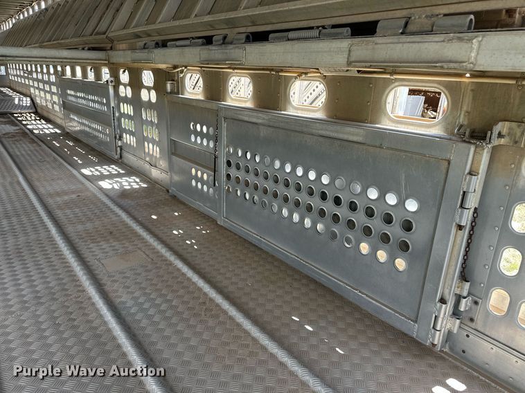 image for item EQ4657 1999 Barrett livestock trailer