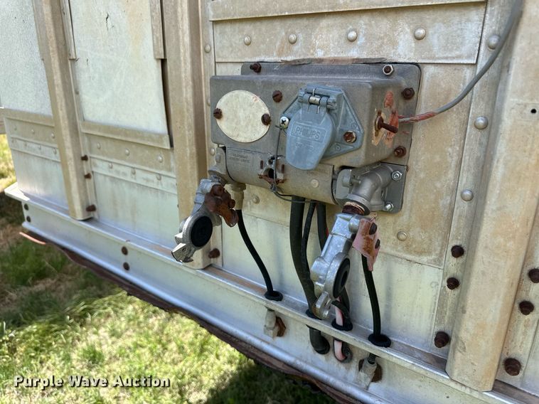 image for item EQ4657 1999 Barrett livestock trailer