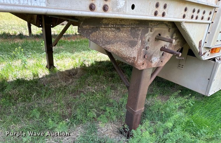 image for item EQ4657 1999 Barrett livestock trailer