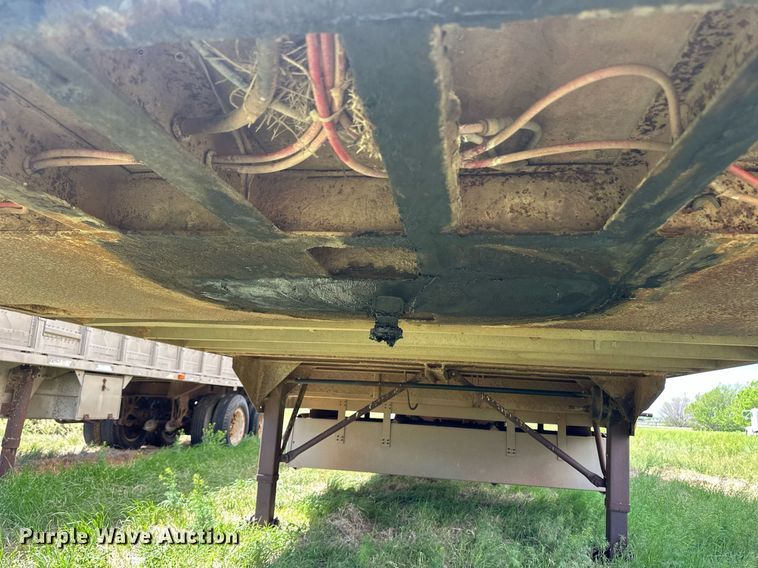 image for item EQ4657 1999 Barrett livestock trailer