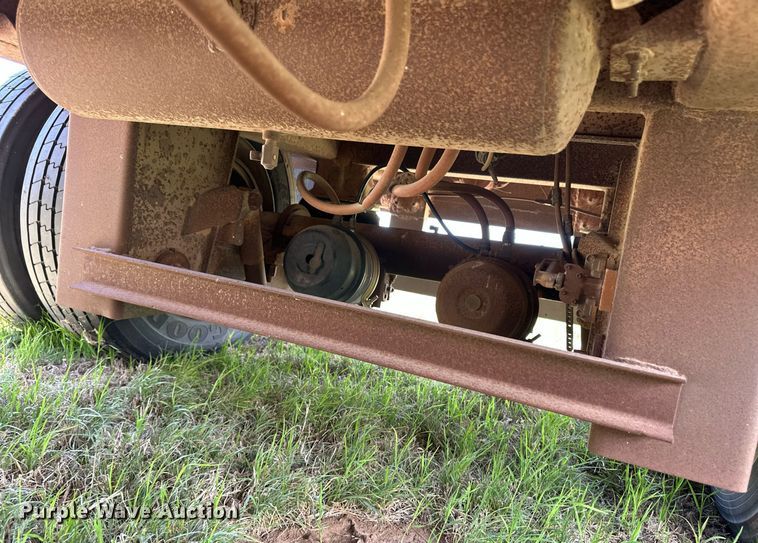 image for item EQ4657 1999 Barrett livestock trailer