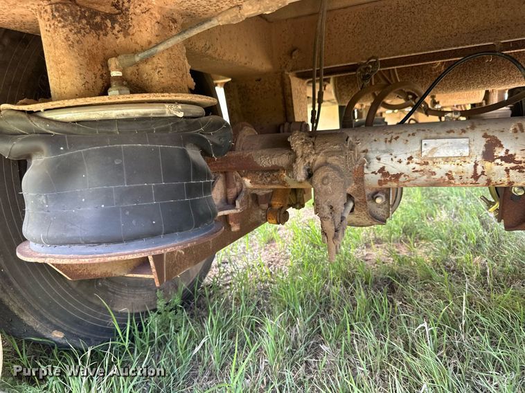 image for item EQ4657 1999 Barrett livestock trailer