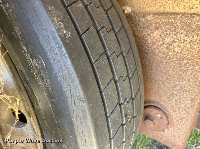 image for item EQ4657 1999 Barrett livestock trailer