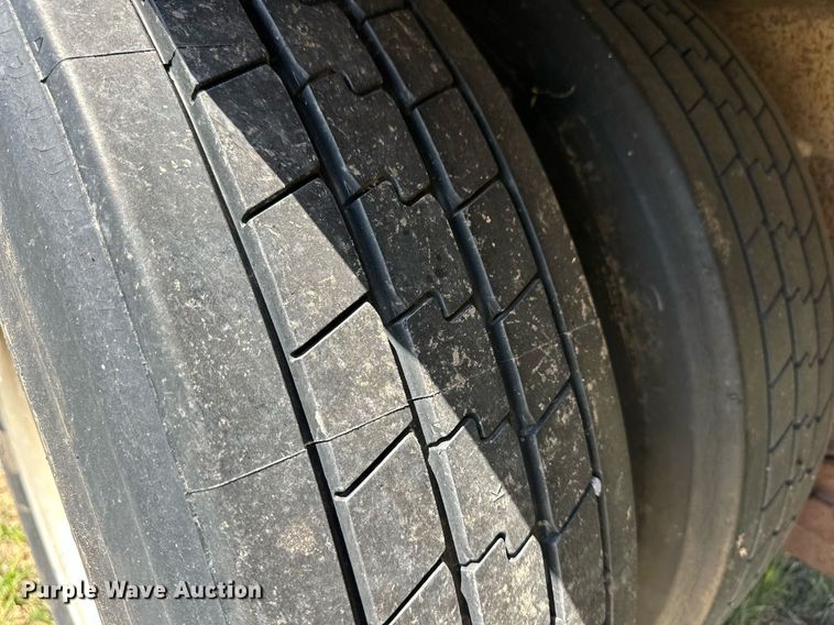 image for item EQ4657 1999 Barrett livestock trailer