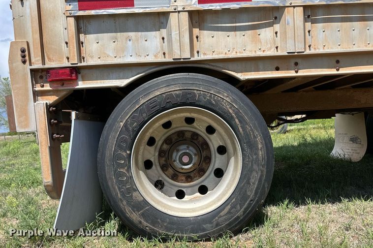 image for item EQ4657 1999 Barrett livestock trailer