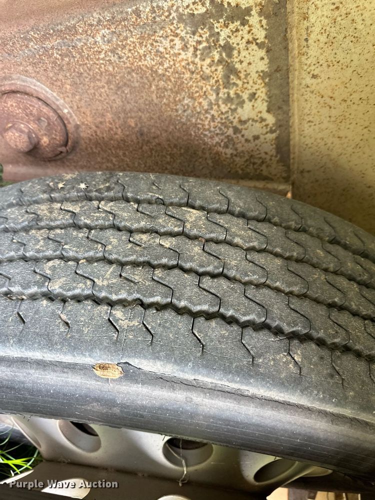 image for item EQ4657 1999 Barrett livestock trailer