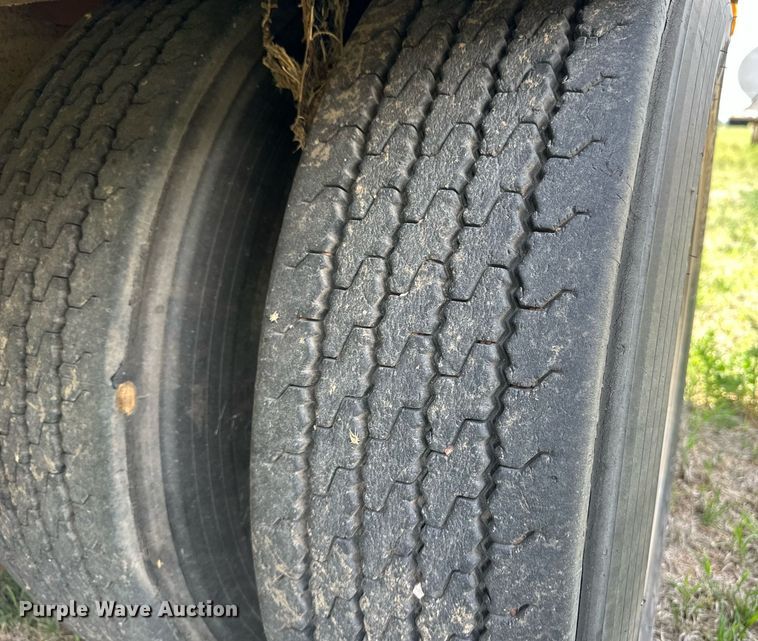 image for item EQ4657 1999 Barrett livestock trailer