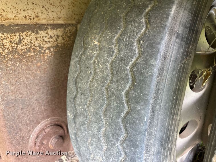 image for item EQ4657 1999 Barrett livestock trailer