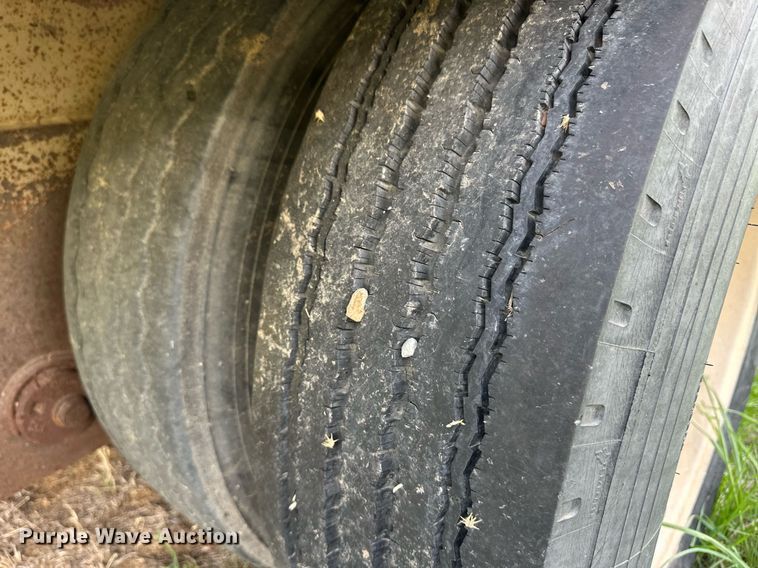 image for item EQ4657 1999 Barrett livestock trailer