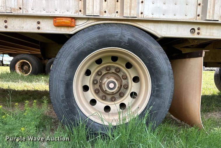 image for item EQ4657 1999 Barrett livestock trailer