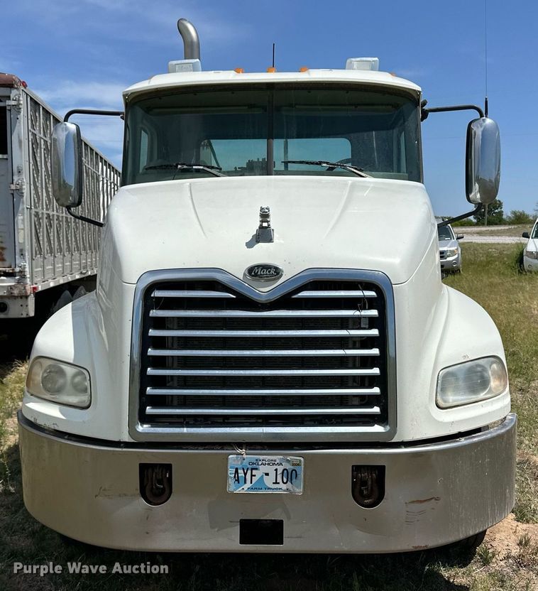 image for item EQ4659 2004 Mack CX613 semi truck