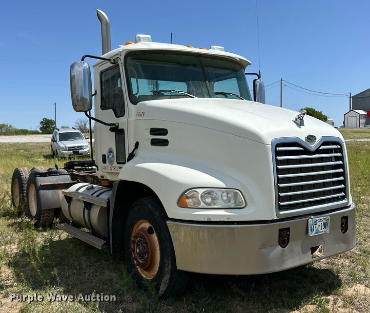 image for item EQ4659 2004 Mack CX613 semi truck