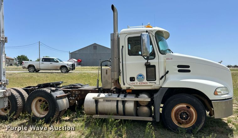 image for item EQ4659 2004 Mack CX613 semi truck