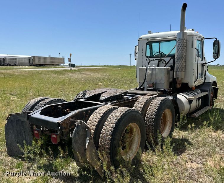 image for item EQ4659 2004 Mack CX613 semi truck