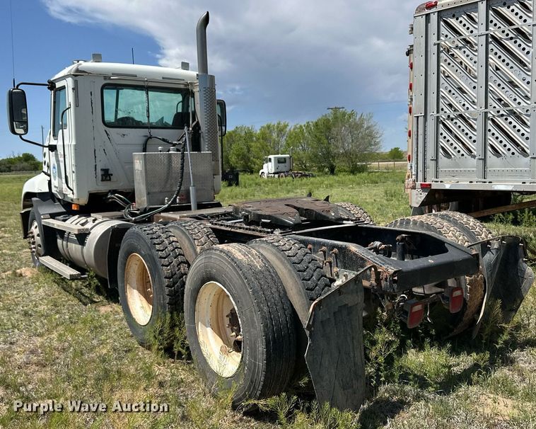 image for item EQ4659 2004 Mack CX613 semi truck