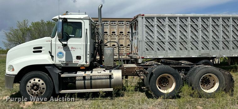 image for item EQ4659 2004 Mack CX613 semi truck