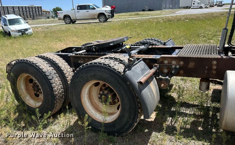 image for item EQ4659 2004 Mack CX613 semi truck