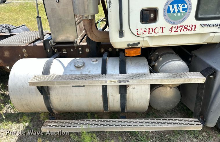 image for item EQ4659 2004 Mack CX613 semi truck