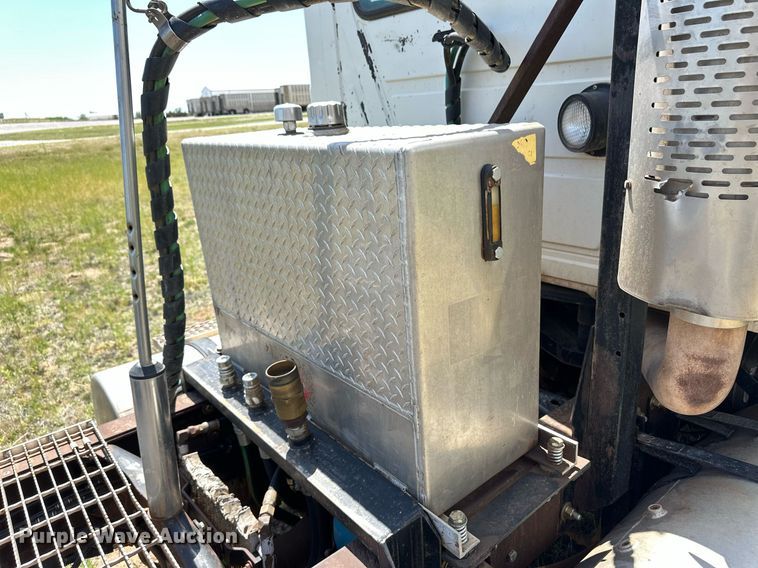 image for item EQ4659 2004 Mack CX613 semi truck