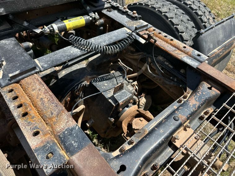 image for item EQ4659 2004 Mack CX613 semi truck