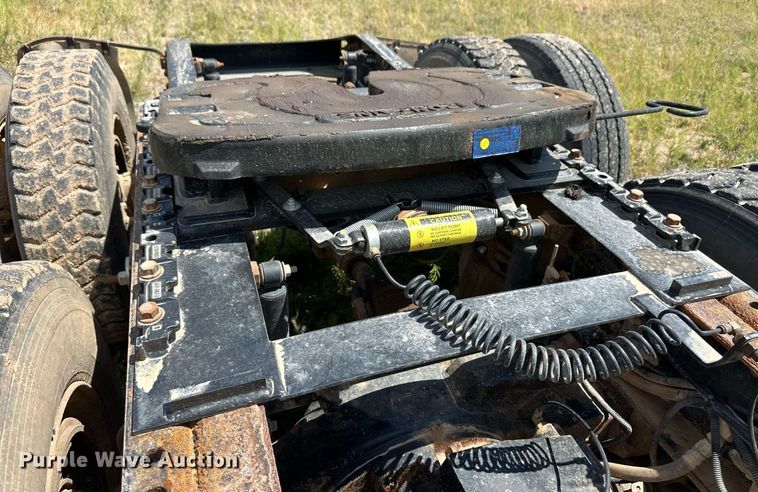 image for item EQ4659 2004 Mack CX613 semi truck