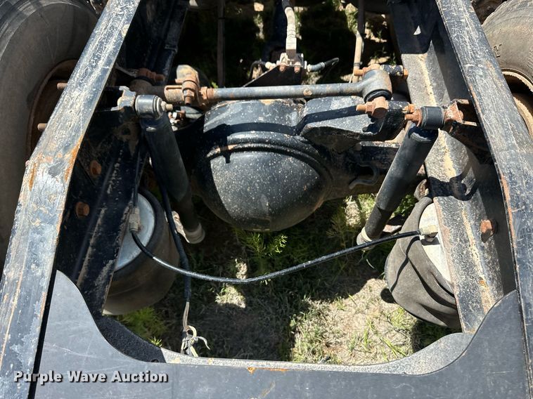 image for item EQ4659 2004 Mack CX613 semi truck