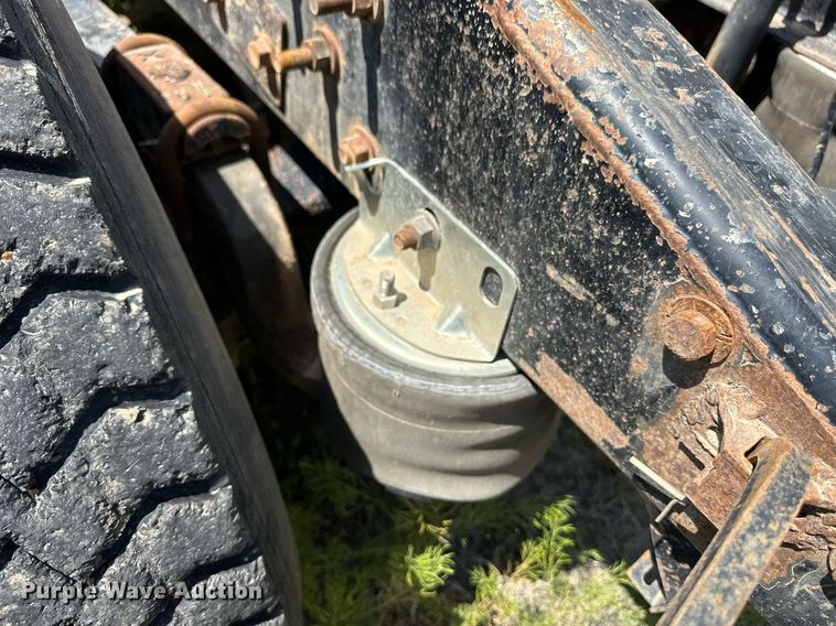 image for item EQ4659 2004 Mack CX613 semi truck