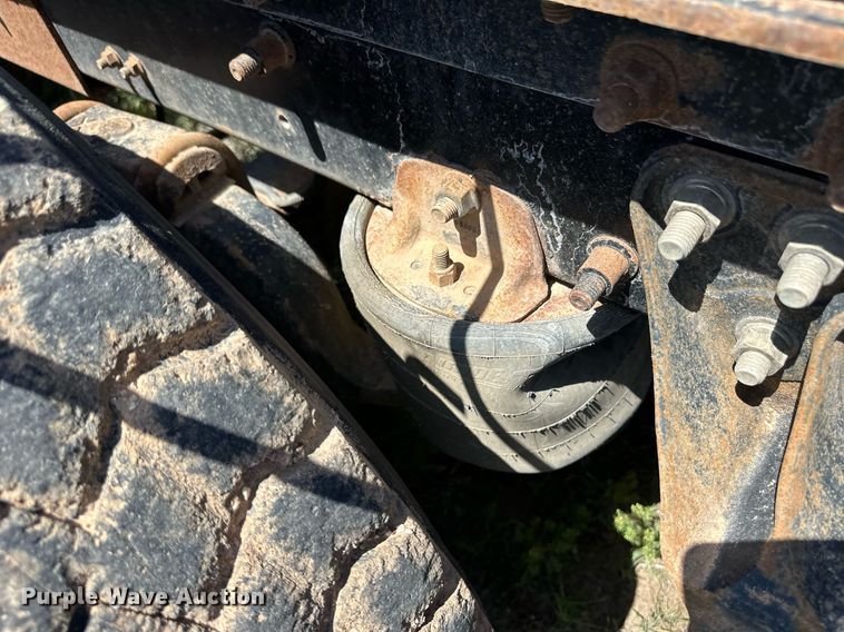 image for item EQ4659 2004 Mack CX613 semi truck